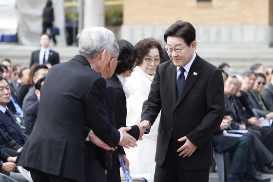 유족들과 인사 나누는 이재명 대통령