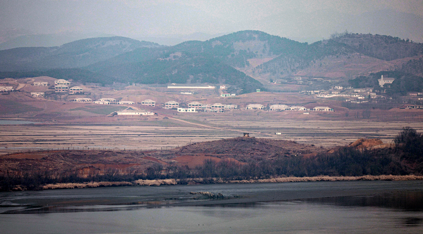 (파주=뉴스1) 이호윤 기자 = 15일 조선중앙통신에 따르면 지난 14일 김정은 북한 노동당 총비서(국무위원장)와 딸 김주애가 참관한 가운데 신형 600㎜ 초정밀 다연장방사포 타격 …