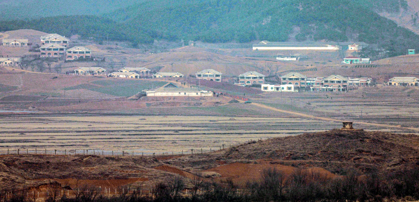 (파주=뉴스1) 이호윤 기자 = 15일 조선중앙통신에 따르면 지난 14일 김정은 북한 노동당 총비서(국무위원장)와 딸 김주애가 참관한 가운데 신형 600㎜ 초정밀 다연장방사포 타격 …