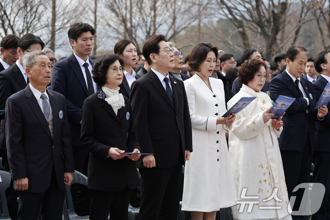(창원=뉴스1) 이재명 기자 = 이재명 대통령과 김혜경 여사가 15일 창원 국립 3·15 민주묘지에서 열린 제66주년 3·15의거 기념식에서 노래를 제창하고 있다. 2026.3.1 …