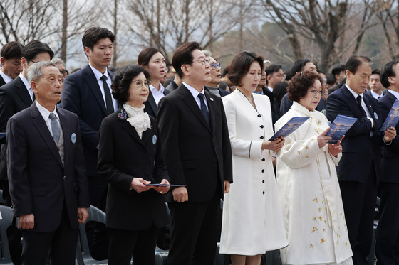 노래 제창하는 이재명 대통령 부부