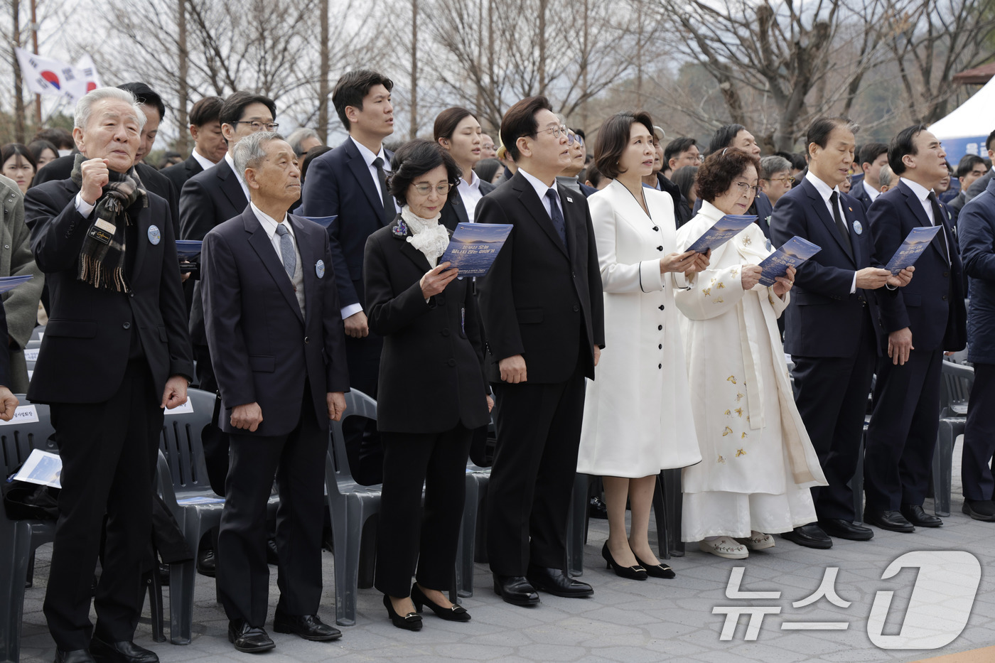 (창원=뉴스1) 이재명 기자 = 이재명 대통령과 김혜경 여사가 15일 창원 국립 3·15 민주묘지에서 열린 제66주년 3·15의거 기념식에서 노래를 제창하고 있다. 2026.3.1 …