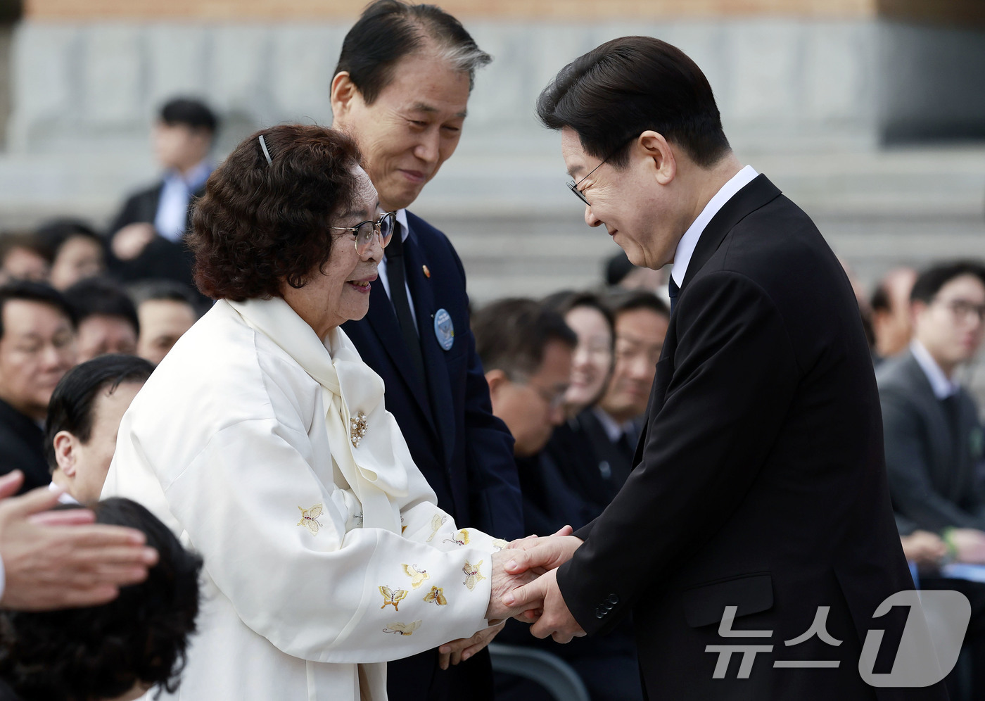 (창원=뉴스1) 이재명 기자 = 이재명 대통령이 15일 창원 국립 3·15 민주묘지에서 열린 제66주년 3·15의거 기념식에서 기념사를 마친 후 유족들과 악수를 하고 있다. 202 …