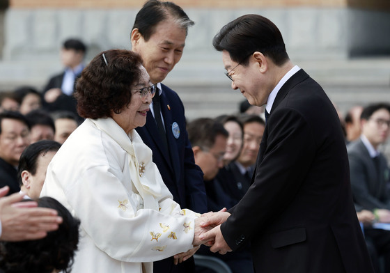 3·15 유족 손 잡은 이재명 대통령