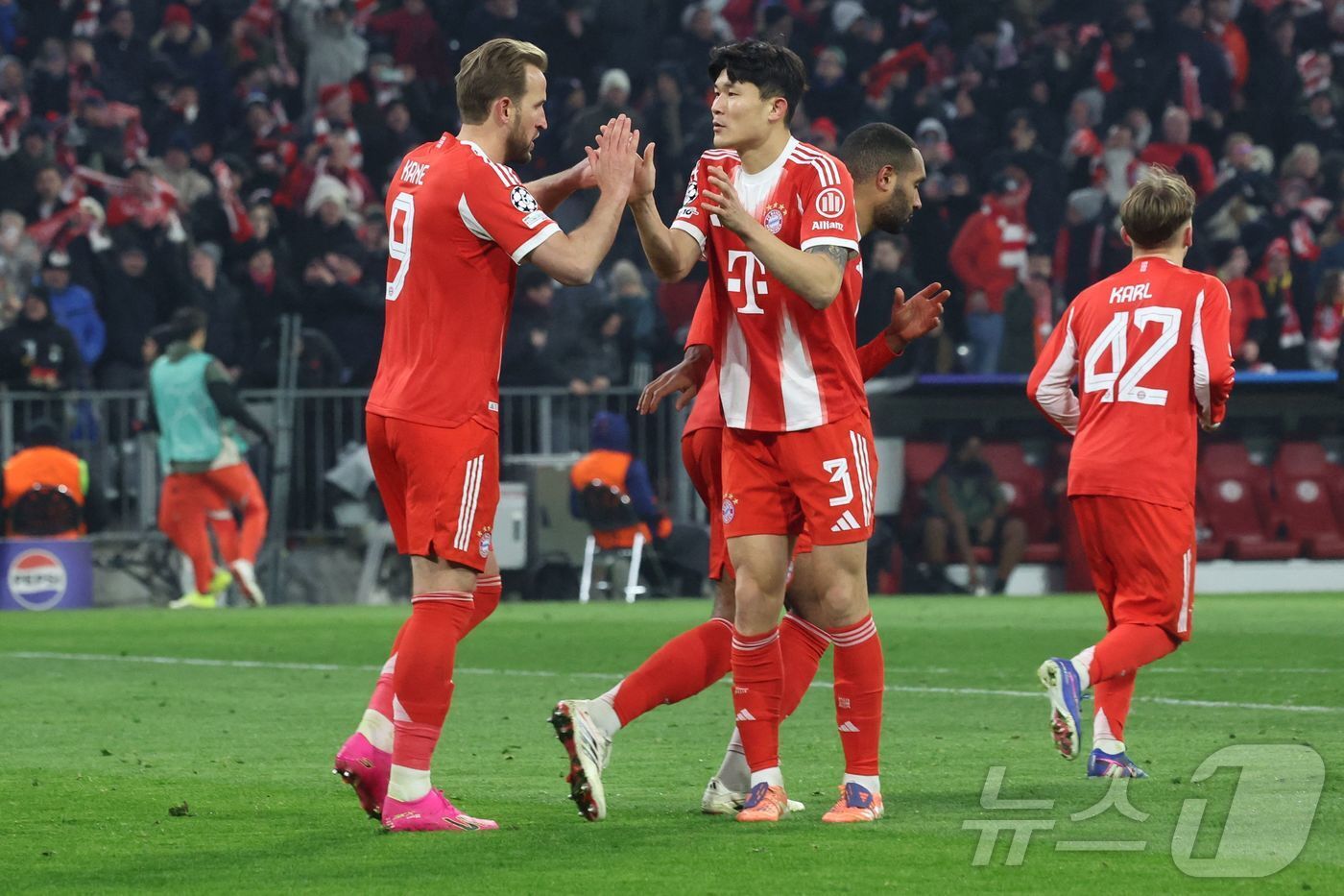 본문 이미지 - 바이에른 뮌헨 김민재(오른쪽)와 해리 케인. ⓒ AFP=뉴스1