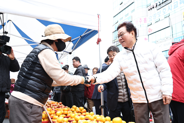 박완수 경남지사, 전통시장 방문해 물가 점검