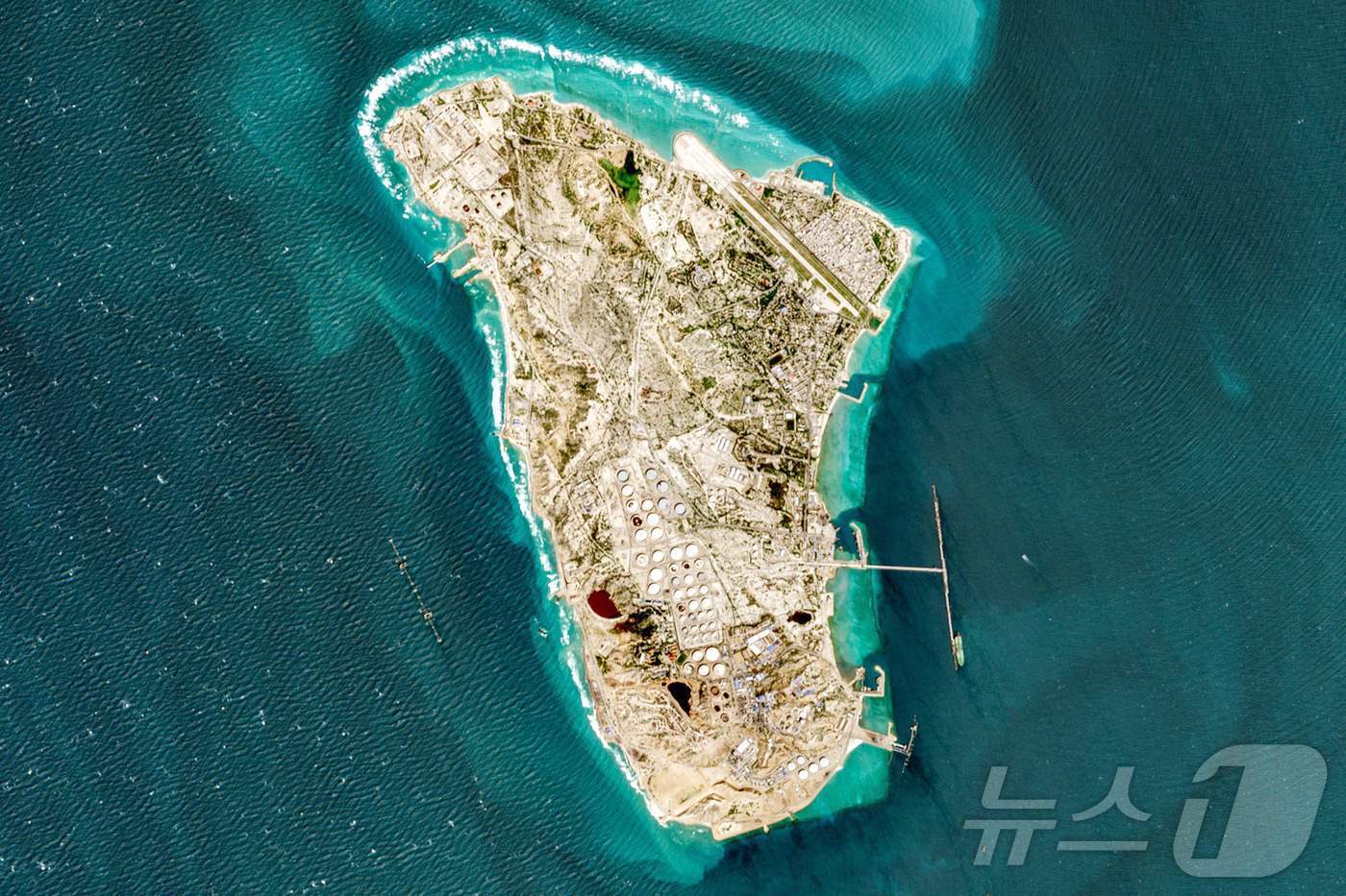 본문 이미지 - 이란 석유 수출 요충지 하르그섬. ⓒAFP=뉴스1