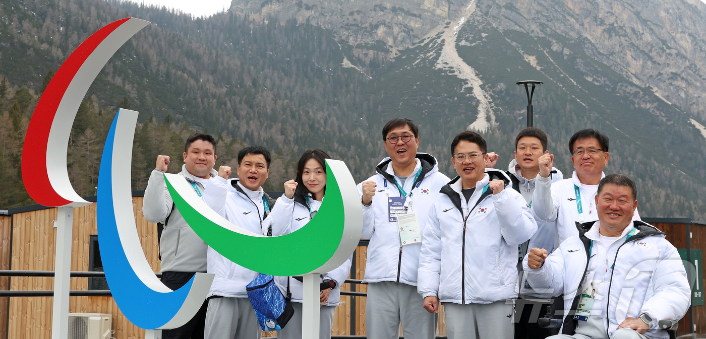 (서울=뉴스1) = 최휘영 문화체육관광부 장관이 14일(현지시간) 이탈리아 코르티나담페초 2026 밀라노-코르티나담페초 동계패럴림픽 선수촌에서 기념촬영을 하고 있다.  (문체부 제 …