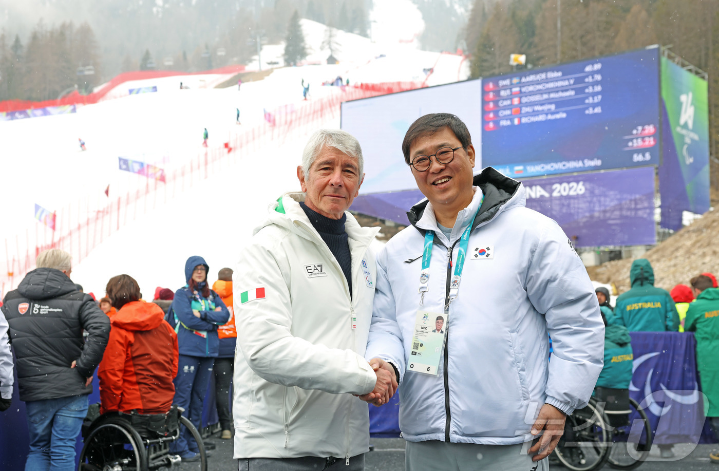 (서울=뉴스1) = 최휘영 문화체육관광부 장관이 14일(현지시간) 이탈리아 코르티나담페초 토파에 알파인스키 센터에서 안드레아 아보디(Andrea Abodi) 이탈리아 스포츠 장관을 …