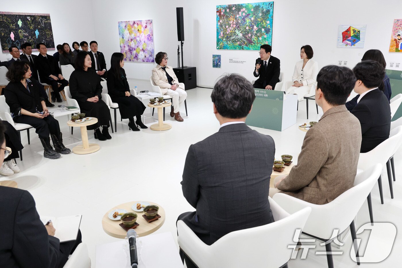 본문 이미지 - 이재명 대통령이 15일 창원 창동예술촌 아트센터에서에서 열린 차와 함께 나누는 지역예술인과의 대화에서 발언을 하고 있다. 2026.3.15 ⓒ 뉴스1 이재명 기자