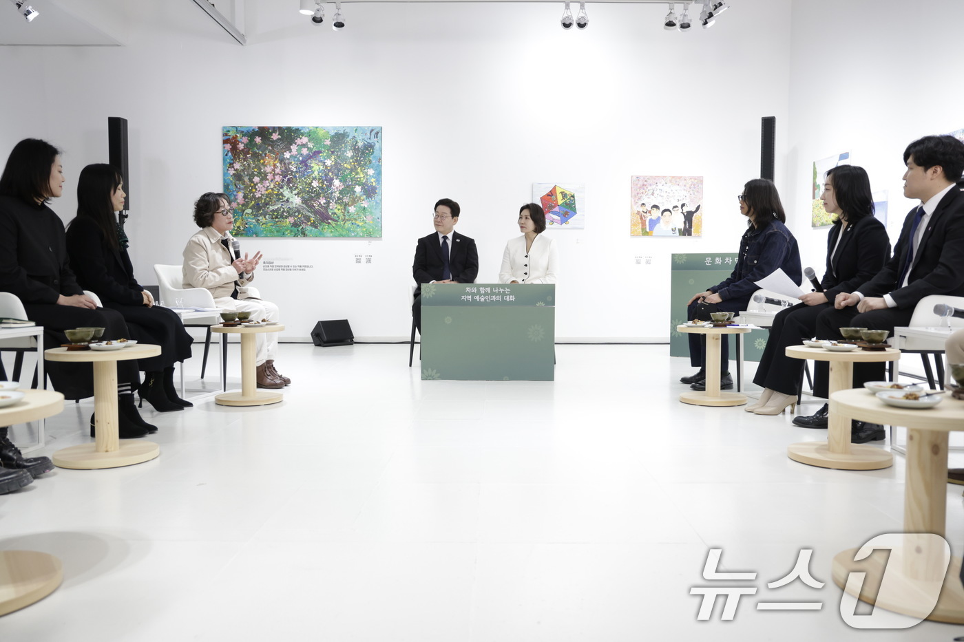 (창원=뉴스1) 이재명 기자 = 이재명 대통령과 김혜경 여사가 15일 창원 창동예술촌 아트센터에서에서 열린 차와 함께 나누는 지역예술인과의 대화에서 참석자들의 발언을 경청하고 있다 …