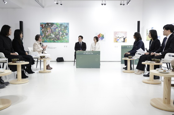 지역예술인들 만나는 이재명 대통령 부부