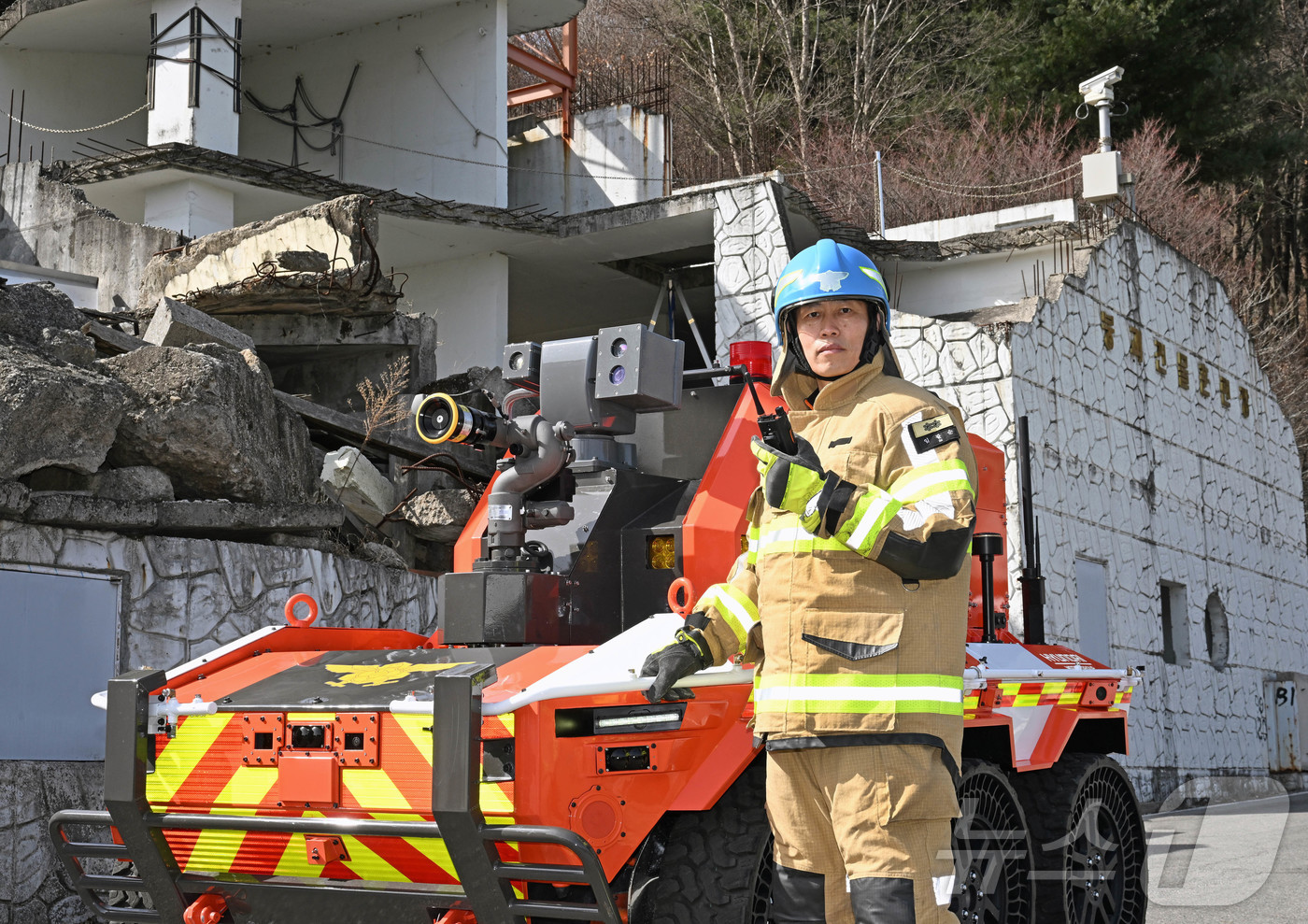 (서울=뉴스1) = 현대자동차그룹이 소방청과 함께 개발한 무인소방로봇 기술을 소개하는 영상 ‘A Safer Way Home’이 공개 12일 만에 3천만 뷰를 돌파했다고 15일 밝혔 …