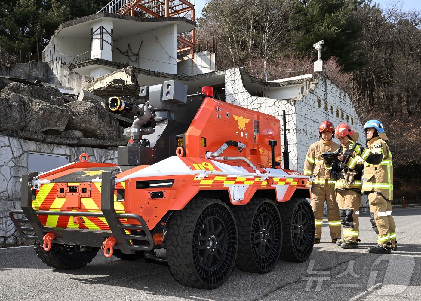 (서울=뉴스1) = 현대자동차그룹이 소방청과 함께 개발한 무인소방로봇 기술을 소개하는 영상 ‘A Safer Way Home’이 공개 12일 만에 3천만 뷰를 돌파했다고 15일 밝혔 …