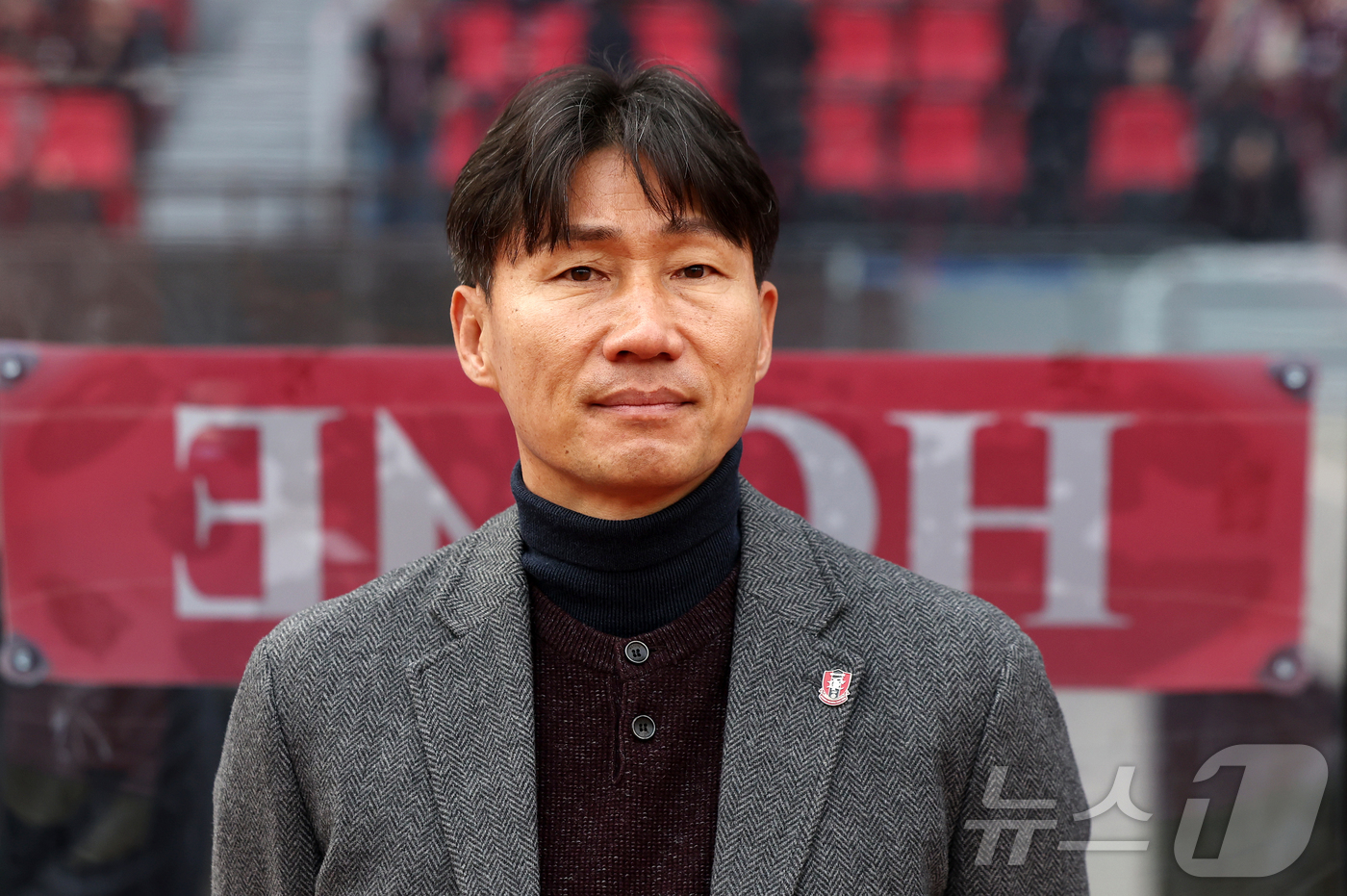 (부천=뉴스1) 김진환 기자 = 15일 오후 경기 부천시 부천종합운동장에서 열리는 하나은행 K리그1 2026 부천 FC와 울산 HD의경기를 앞두고 부천 이영민 감독이 그라운드를 응 …