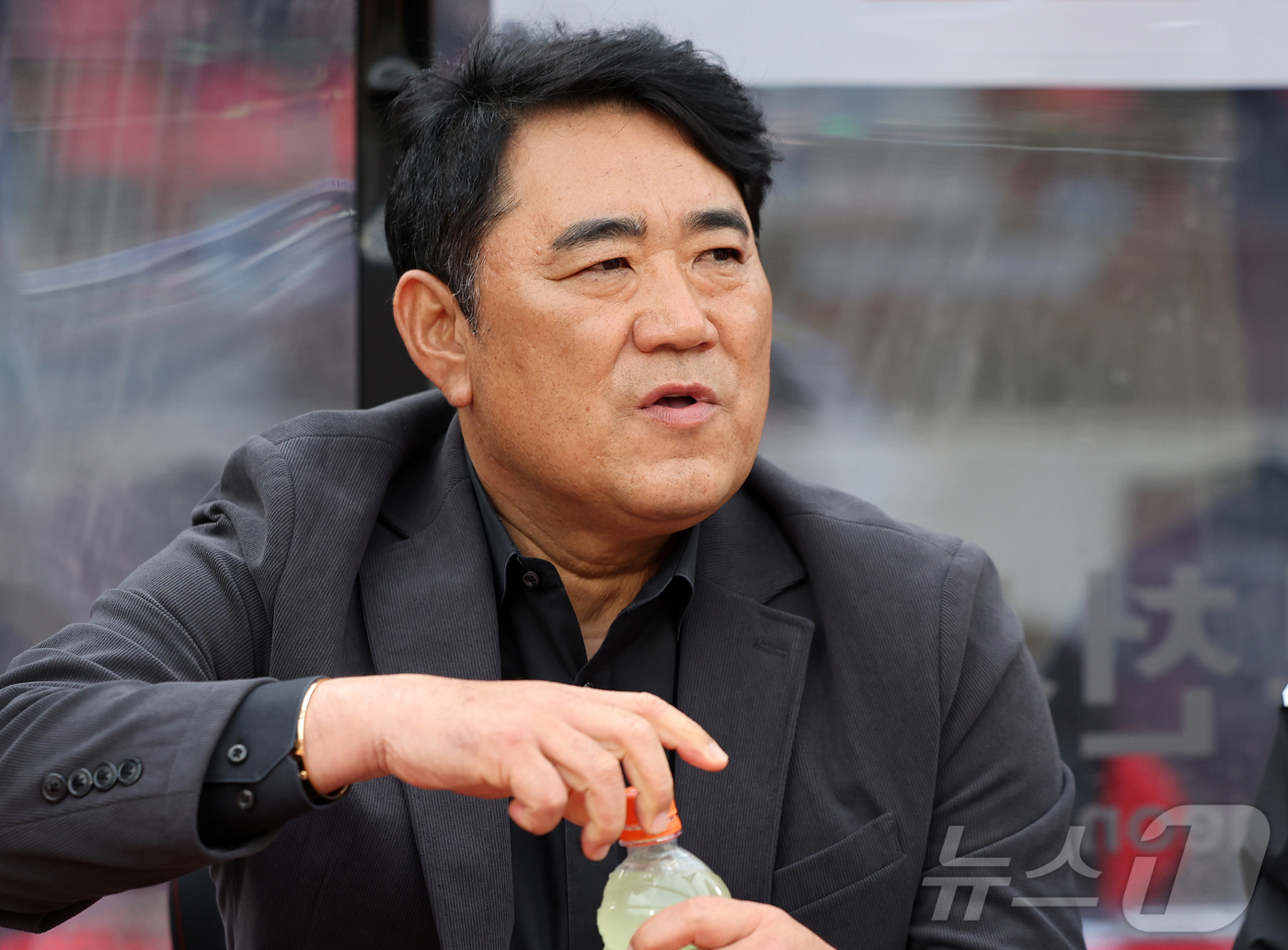 (부천=뉴스1) 김진환 기자 = 15일 오후 경기 부천시 부천종합운동장에서 열리는 하나은행 K리그1 2026 부천 FC와 울산 HD의경기를 앞두고 울산 김현석 감독이 그라운드를 응 …