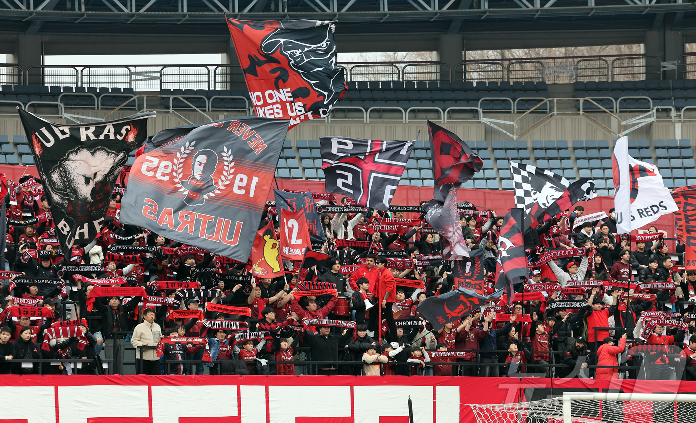 (부천=뉴스1) 김진환 기자 = 15일 오후 경기 부천시 부천종합운동장에서 열리는 하나은행 K리그1 2026 부천 FC와 울산 HD의경기를 앞두고 부천 응원단 '헤르메스'가 열띤 …