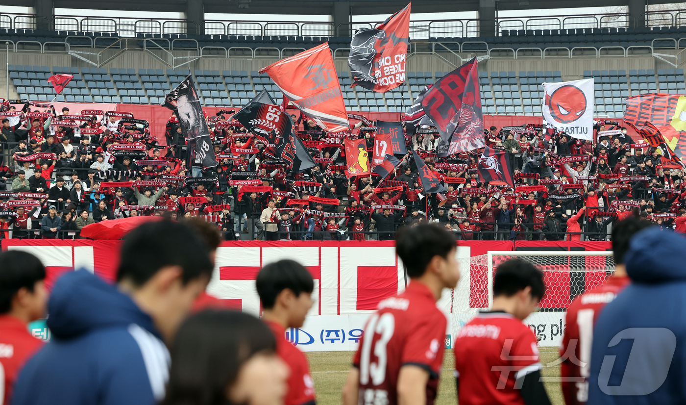 (부천=뉴스1) 김진환 기자 = 15일 오후 경기 부천시 부천종합운동장에서 열리는 하나은행 K리그1 2026 부천 FC와 울산 HD의경기를 앞두고 부천 응원단 '헤르메스'가 열띤 …