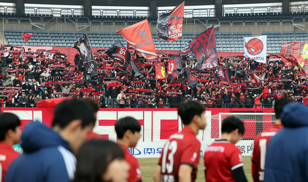 열띤 응원 펼치는 헤르메스