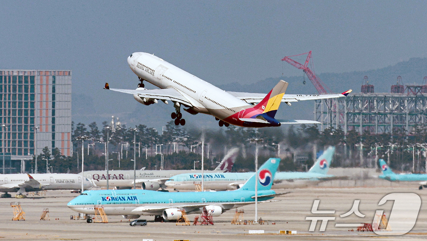 (인천공항=뉴스1) 이호윤 기자 = 중동 사태가 장기화 조짐을 보이며 국제유가 오름세가 지속되고 있다. 이에 15일 항공 업계에 따르면 국내 항공사들이 다음 달 유류할증료는 이달보 …
