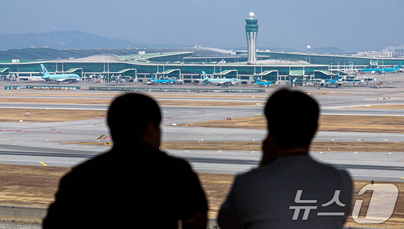 본문 이미지 - 중동 사태가 장기화 조짐을 보이며 국제유가 오름세가 지속되고 있다. 이에 15일 항공 업계에 따르면 국내 항공사들이 다음 달 유류할증료는 이달보다 큰 폭으로 오를 것으로 예상돼 다음 달 발권하는 국제선 항공권 가격은 같은 노선이라도 이달보다 많게는 10만원 이상 비싸질 수 있다는 우려가 나오고 있다. 사진은 이날 인천공항 전망대를 찾은 시민들이 항공기들을 바라보는 모습. 2026.3.15 ⓒ 뉴스1 이호윤 기자