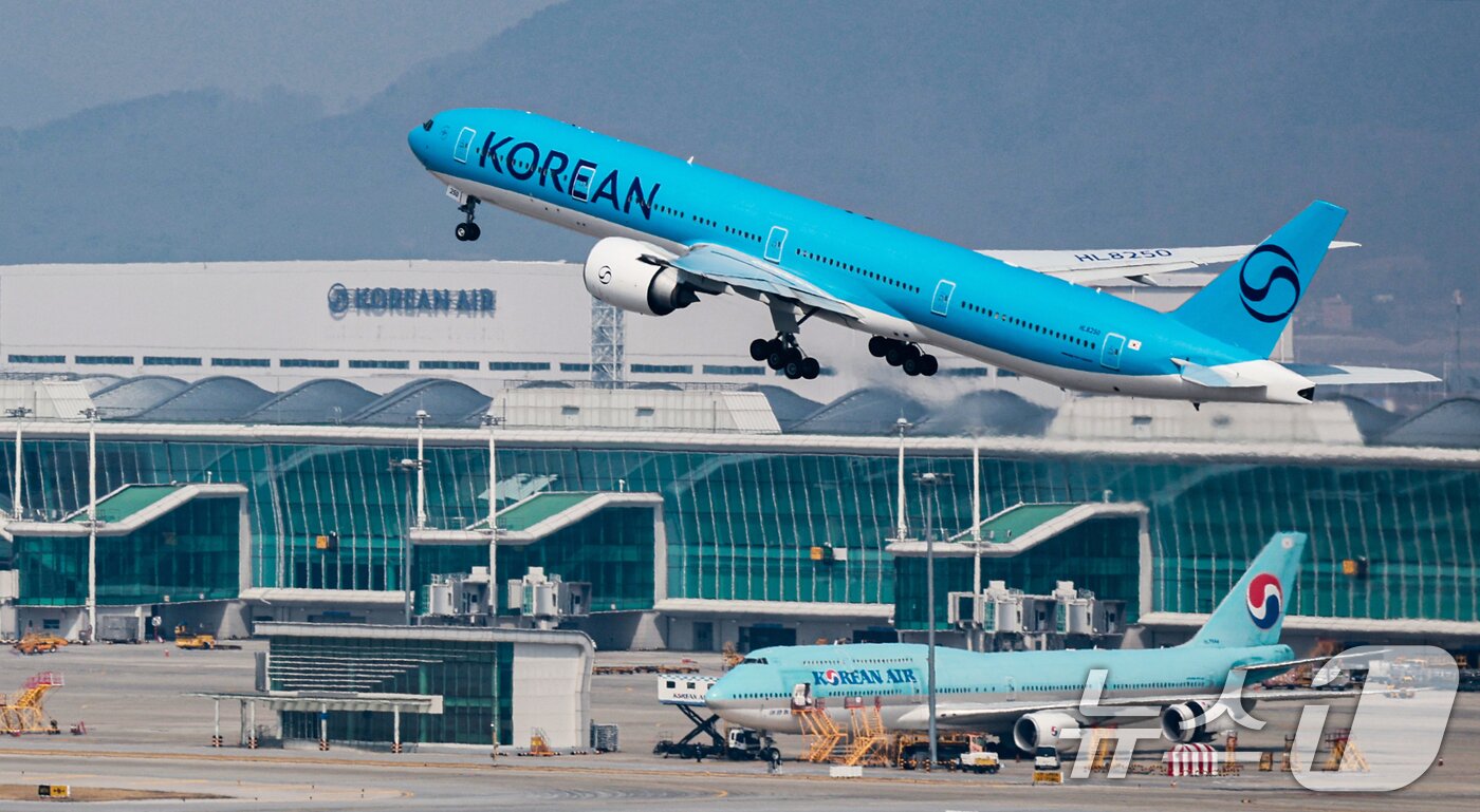 본문 이미지 - 중동 사태가 장기화 조짐을 보이며 국제유가 오름세가 지속되고 있다. 이에 15일 항공 업계에 따르면 국내 항공사들이 다음 달 유류할증료는 이달보다 큰 폭으로 오를 것으로 예상돼 다음 달 발권하는 국제선 항공권 가격은 같은 노선이라도 이달보다 많게는 10만원 이상 비싸질 수 있다는 우려가 나오고 있다. 사진은 이날 인천국제공항 계류장에 항공기가 이륙하는 모습. 2026.3.15 ⓒ 뉴스1 이호윤 기자