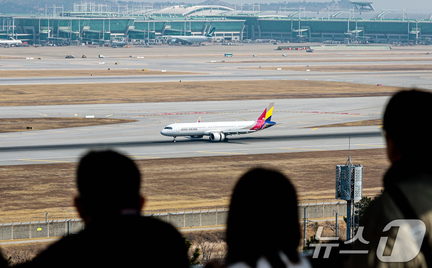 본문 이미지 - 15일 인천국제공항 계류장에서 항공기가 이동하고 있다. 2026.3.15 ⓒ 뉴스1 이호윤 기자