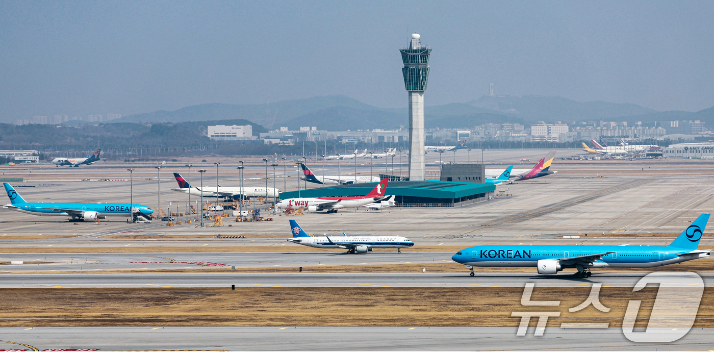 (인천공항=뉴스1) 이호윤 기자 = 중동 사태가 장기화 조짐을 보이며 국제유가 오름세가 지속되고 있다. 이에 15일 항공 업계에 따르면 국내 항공사들이 다음 달 유류할증료는 이달보 …