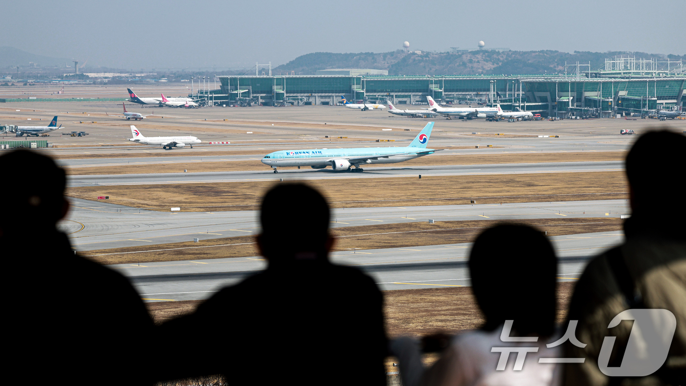 (인천공항=뉴스1) 이호윤 기자 = 중동 사태가 장기화 조짐을 보이며 국제유가 오름세가 지속되고 있다. 이에 15일 항공 업계에 따르면 국내 항공사들이 다음 달 유류할증료는 이달보 …