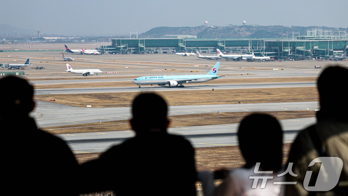 본문 이미지 - 15일  인천공항 전망대를 찾은 시민들이 항공기들을 바라보고 있다. 2026.3.15 ⓒ 뉴스1 이호윤 기자