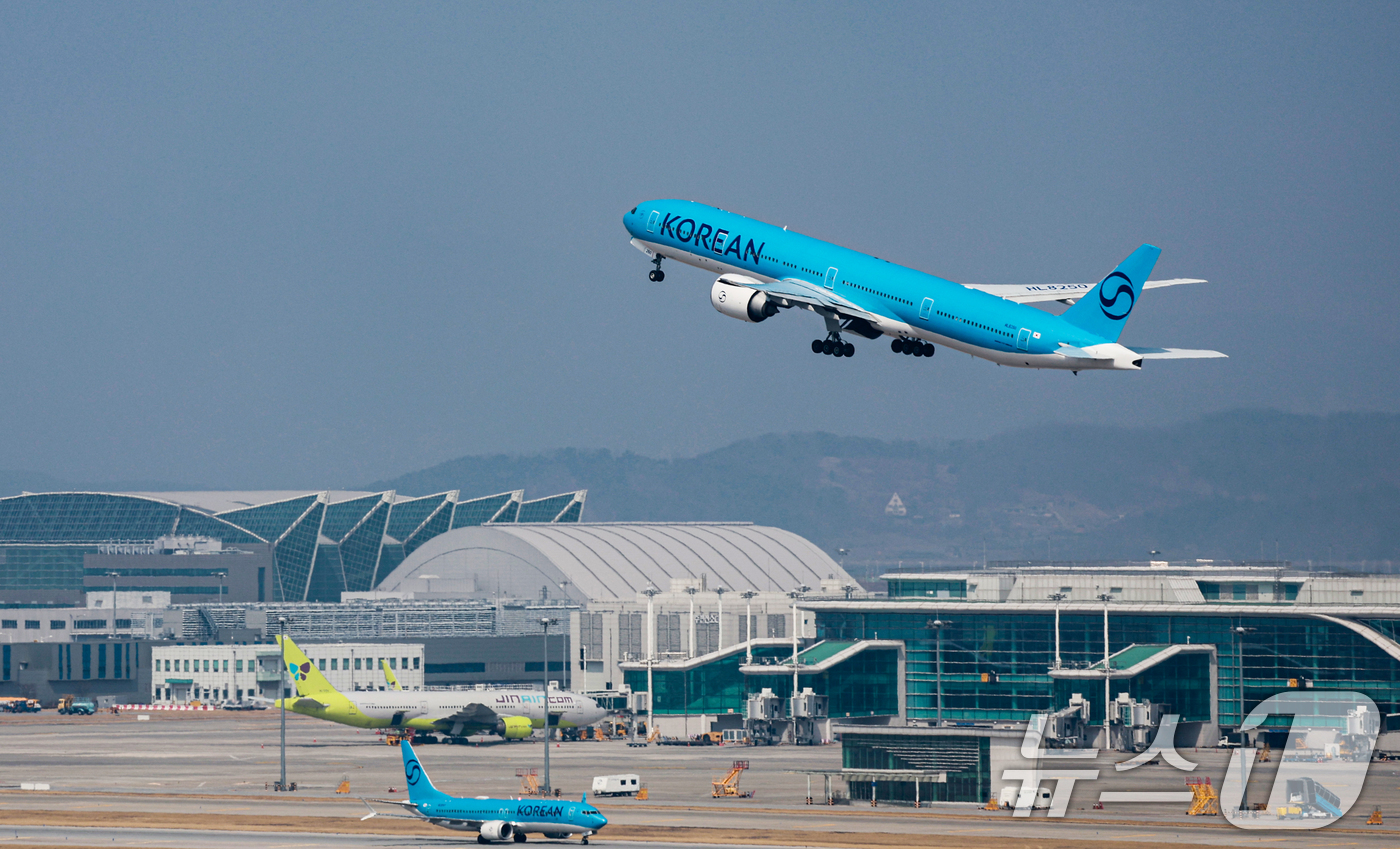(인천공항=뉴스1) 이호윤 기자 = 중동 사태가 장기화 조짐을 보이며 국제유가 오름세가 지속되고 있다. 이에 15일 항공 업계에 따르면 국내 항공사들이 다음 달 유류할증료는 이달보 …