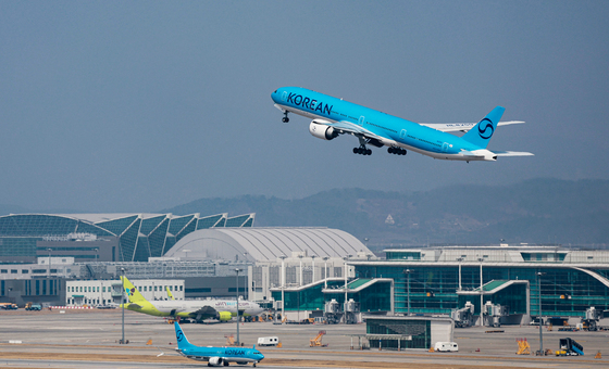 비행기표 최대 10만원 오른다···국제유가 폭등에 상승하는 유류할증료