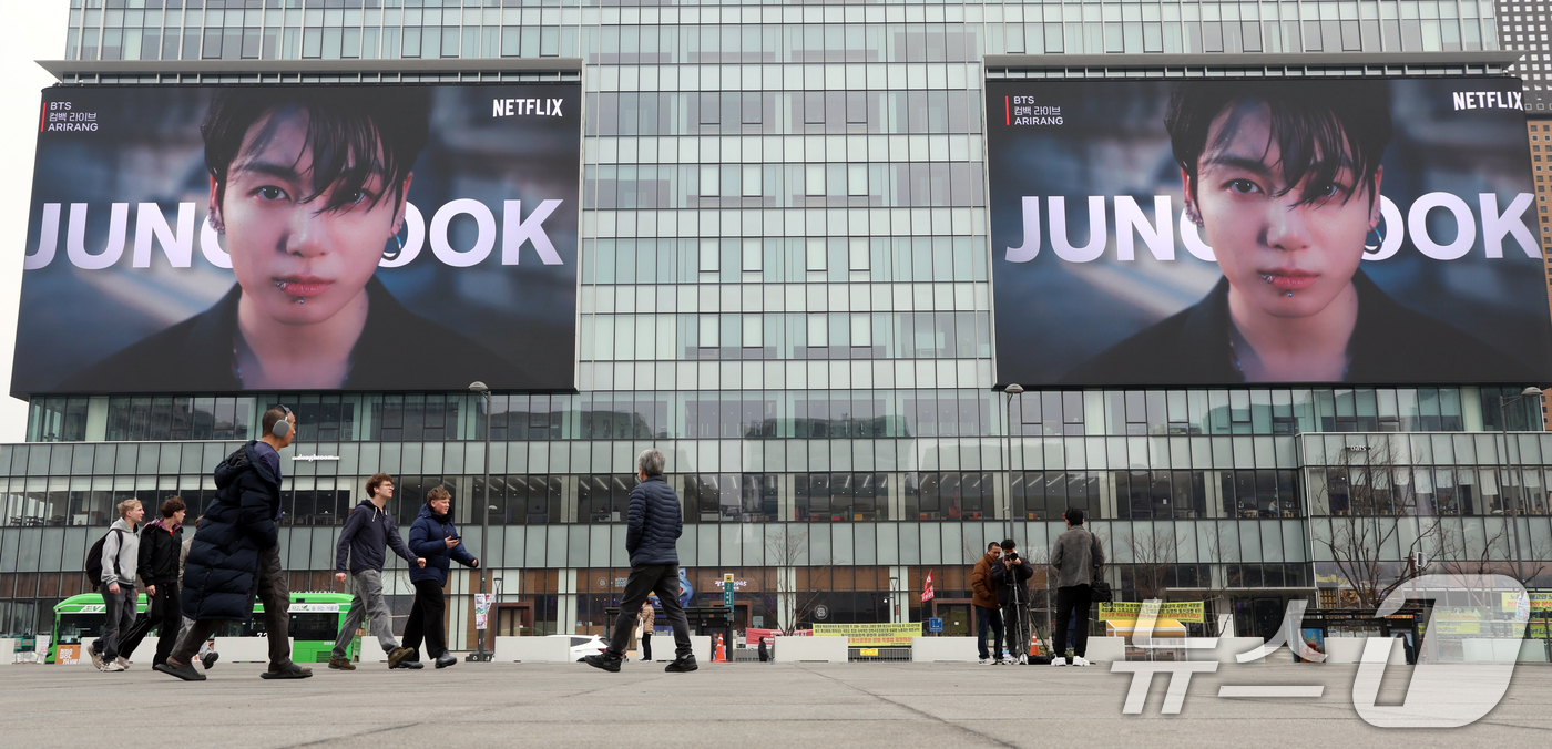 (서울=뉴스1) 김명섭 기자 = 15일 서울 종로구 kt빌딩 전광판에 방탄소년단(BTS)의 컴백 라이브 공연 광고가 나오고 있다. 약 3년 9개월 만에 컴백하는 방탄소년단(BTS) …