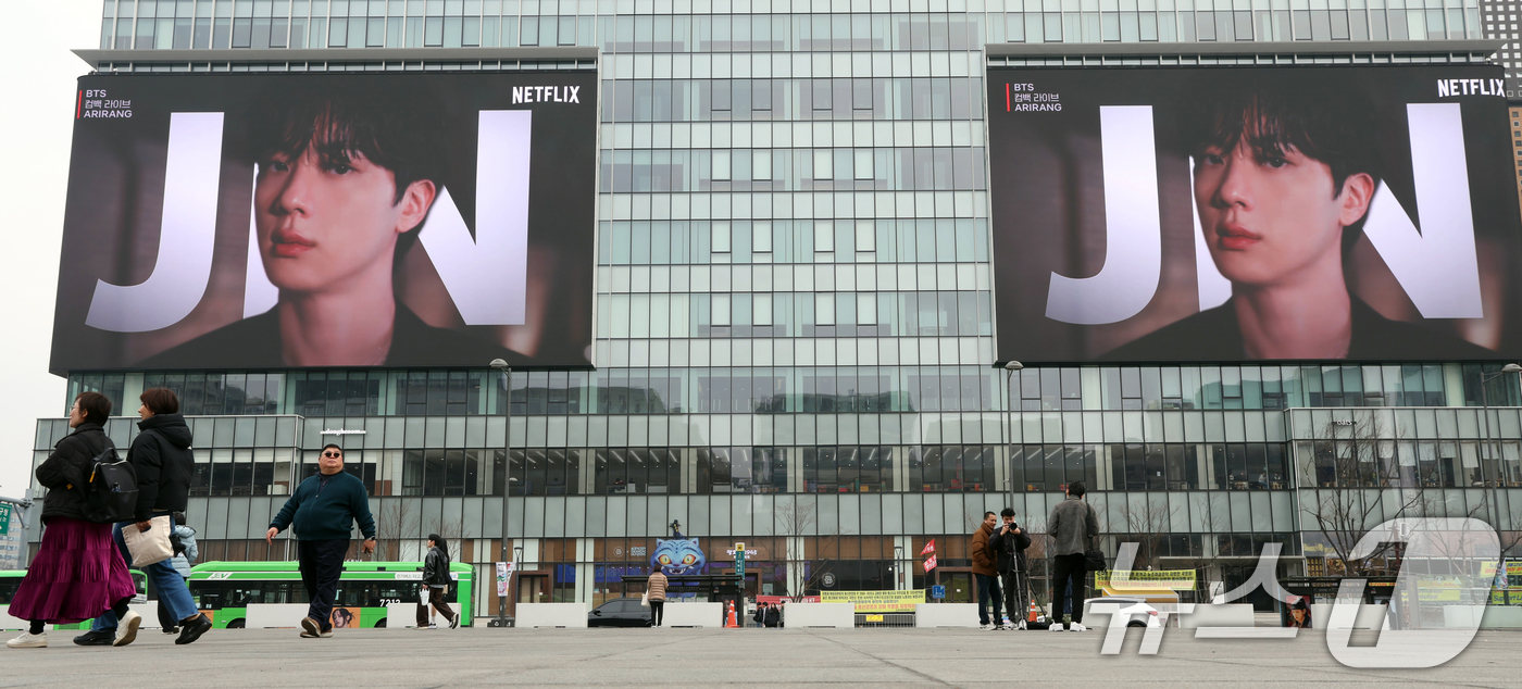 (서울=뉴스1) 김명섭 기자 = 15일 서울 종로구 kt빌딩 전광판에 방탄소년단(BTS)의 컴백 라이브 공연 광고가 나오고 있다. 약 3년 9개월 만에 컴백하는 방탄소년단(BTS) …