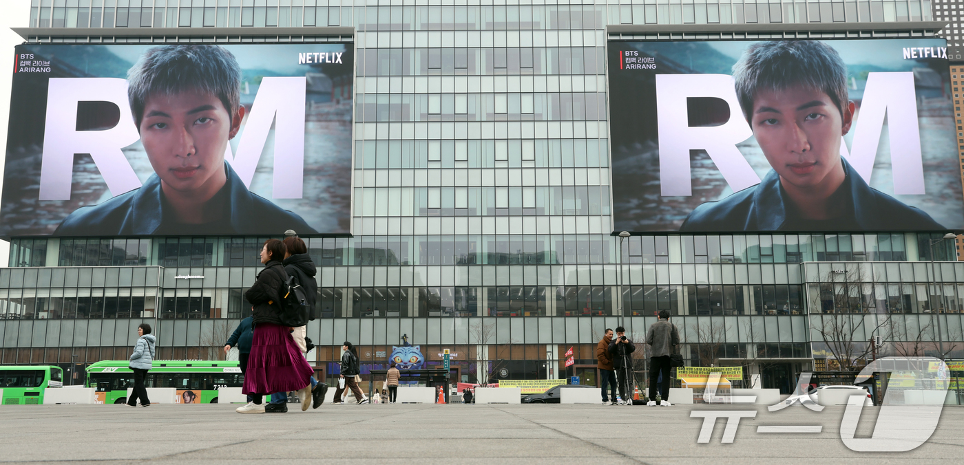 (서울=뉴스1) 김명섭 기자 = 15일 서울 종로구 kt빌딩 전광판에 방탄소년단(BTS)의 컴백 라이브 공연 광고가 나오고 있다. 약 3년 9개월 만에 컴백하는 방탄소년단(BTS) …