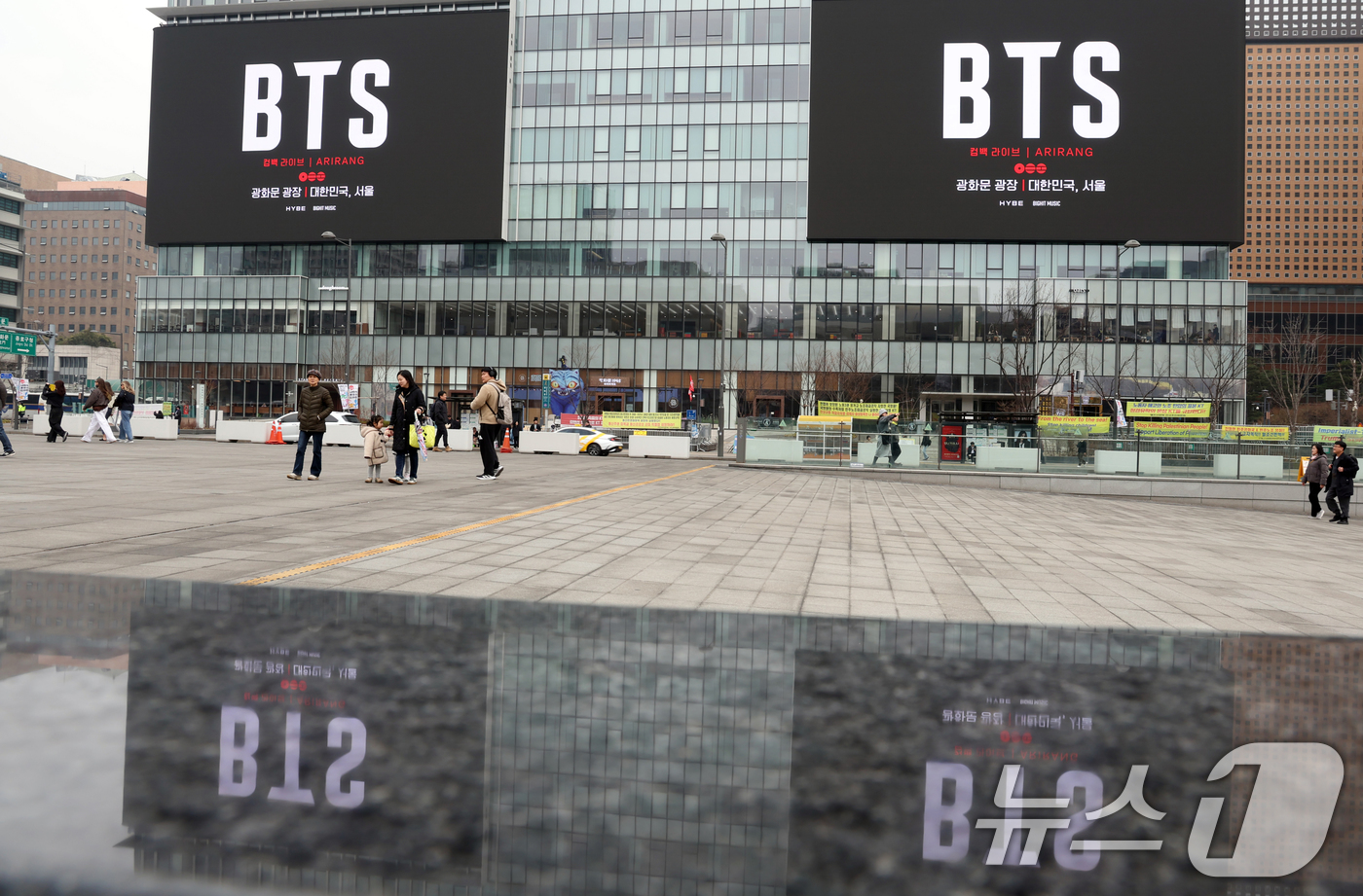 (서울=뉴스1) 김명섭 기자 = 15일 서울 종로구 kt빌딩 전광판에 방탄소년단(BTS)의 컴백 라이브 공연 광고가 나오고 있다. 약 3년 9개월 만에 컴백하는 방탄소년단(BTS) …