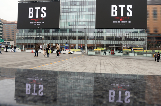 광화문광장  BTS 컴백 공연 광고