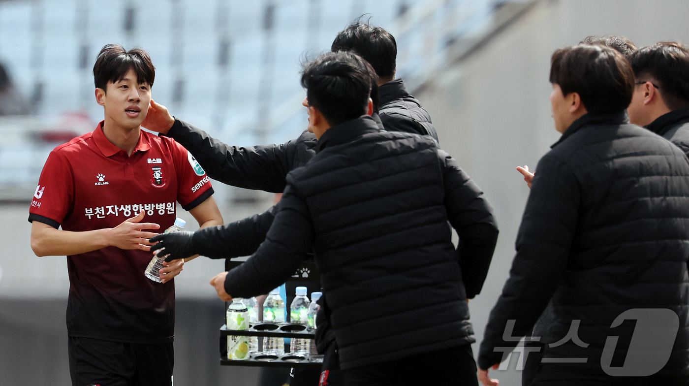 (부천=뉴스1) 김진환 기자 = 15일 오후 경기 부천시 부천종합운동장에서 열린 하나은행 K리그1 2026 부천 FC와 울산 HD의경기, 전반 부천 김민준이 선취골을 넣은 후 코칭 …