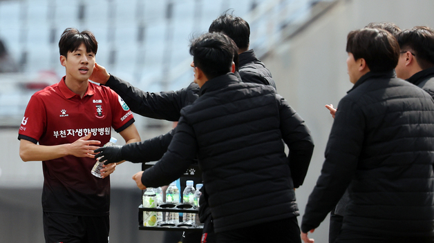 코칭스테프의 축하 받는 김민준