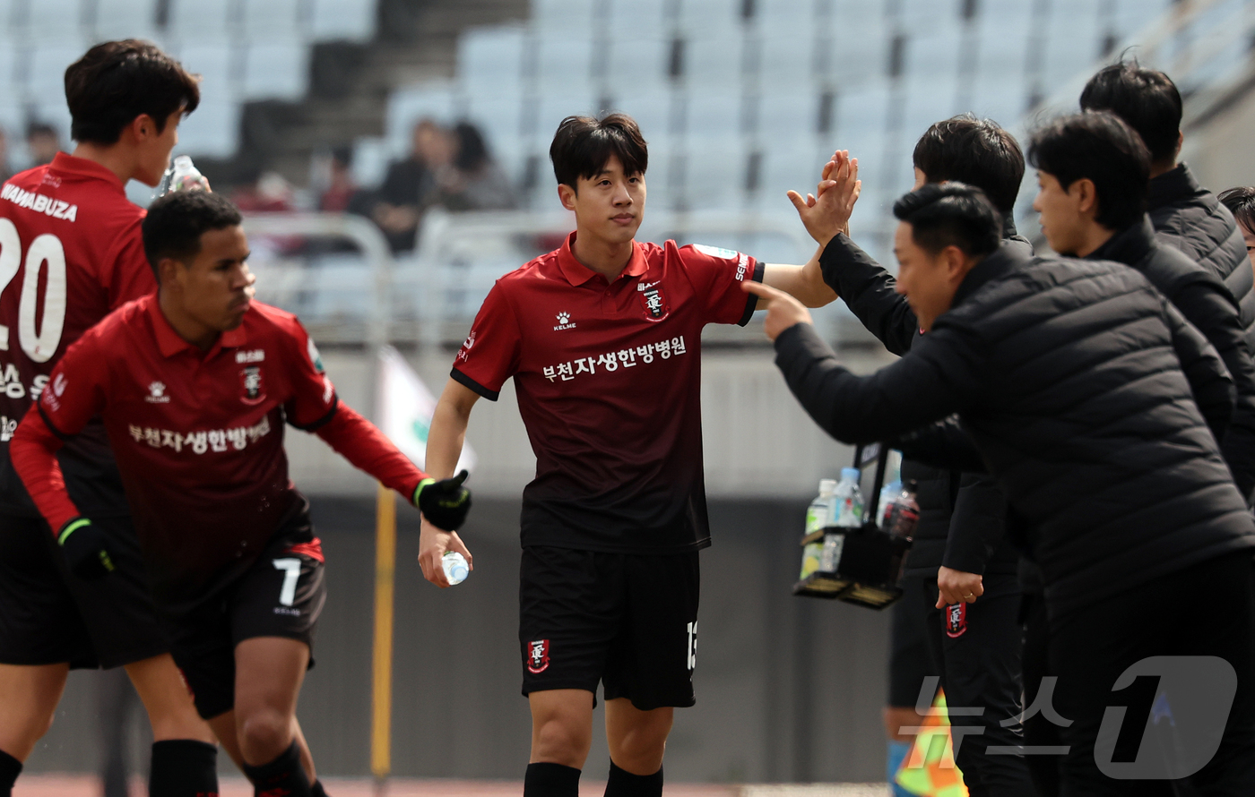 (부천=뉴스1) 김진환 기자 = 15일 오후 경기 부천시 부천종합운동장에서 열린 하나은행 K리그1 2026 부천 FC와 울산 HD의경기, 전반 부천 김민준이 선취골을 넣은 후 코칭 …