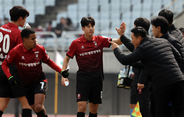 코칭스테프의 축하 받는 김민준