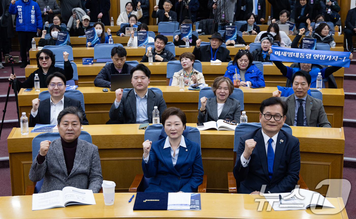 (서울=뉴스1) 유승관 기자 = 이언주 더불어민주당 최고위원을 비롯한 참석자들이 15일 서울 여의도 국회 의원회관에서 열린 뉴이재명 바람과 민주당 외연확장 전략 '뉴이재명을 논하다 …