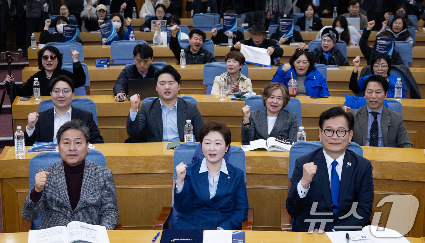 (서울=뉴스1) 유승관 기자 = 이언주 더불어민주당 최고위원을 비롯한 참석자들이 15일 서울 여의도 국회 의원회관에서 열린 뉴이재명 바람과 민주당 외연확장 전략 '뉴이재명을 논하다 …