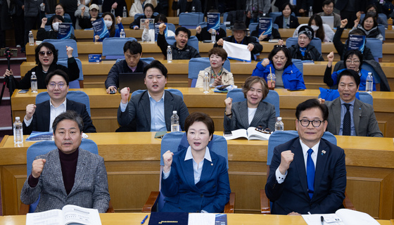 실용주의로 존재감 커진 '뉴이재명'…與의원들 "외연확장·통합정치" 구애