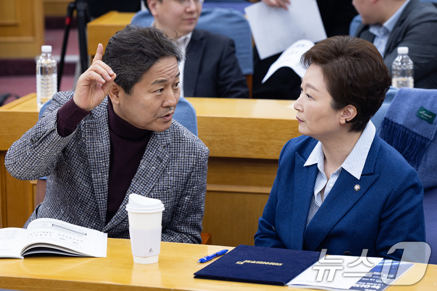 (서울=뉴스1) 유승관 기자 = 이언주 더불어민주당 최고위원(오른쪽)과 김영배 더불어민주당 서울시장 예비후보가 15일 서울 여의도 국회 의원회관에서 열린 뉴이재명 바람과 민주당 외 …