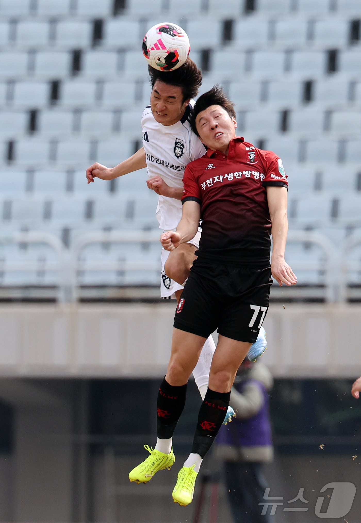 (부천=뉴스1) 김진환 기자 = 15일 오후 경기 부천시 부천종합운동장에서 열린 하나은행 K리그1 2026 부천 FC와 울산 HD의경기, 전반 울산 조현택과 부천 심재원이 헤딩 경 …