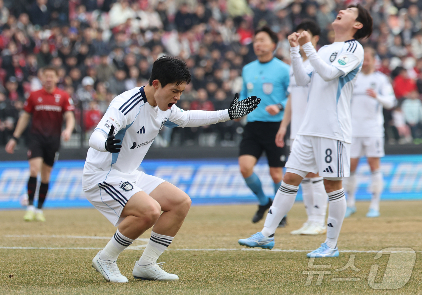 (부천=뉴스1) 김진환 기자 = 15일 오후 경기 부천시 부천종합운동장에서 열린 하나은행 K리그1 2026 부천 FC와 울산 HD의경기, 전반 울산 이동경이 슈팅이 벗어나자 아쉬워 …