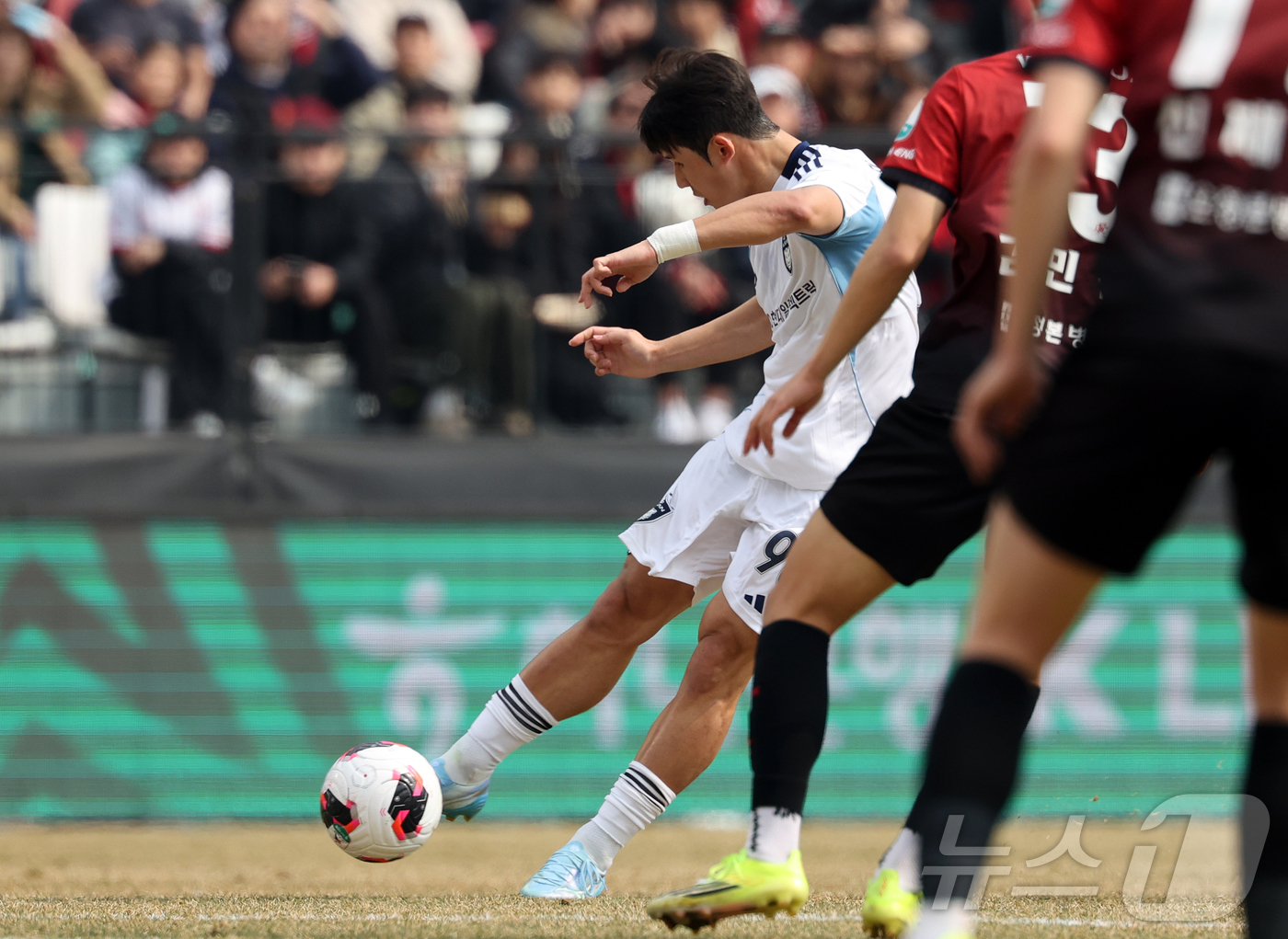 (부천=뉴스1) 김진환 기자 = 15일 오후 경기 부천시 부천종합운동장에서 열린 하나은행 K리그1 2026 부천 FC와 울산 HD의경기, 전반 울산 최석현이 슈팅을 때리고 있다. …