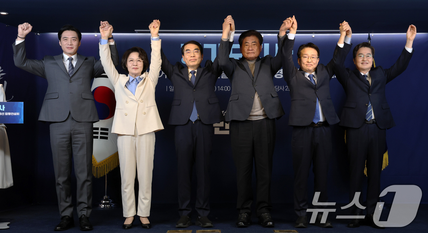 (서울=뉴스1) 유승관 기자 = 15일 서울 여의도 더불어민주당 중앙당사에서 열린 경기도지사 예비경선 합동연설회에서 후보들이 기념 촬영을 하고 있다.왼쪽부터 한준호, 추미애, 양기 …