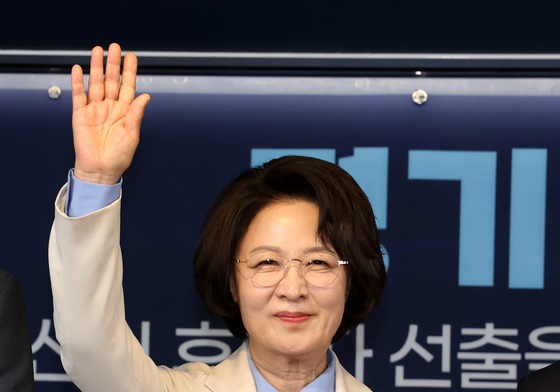 기념 촬영하는 추미애 민주당 경기지사 예비후보